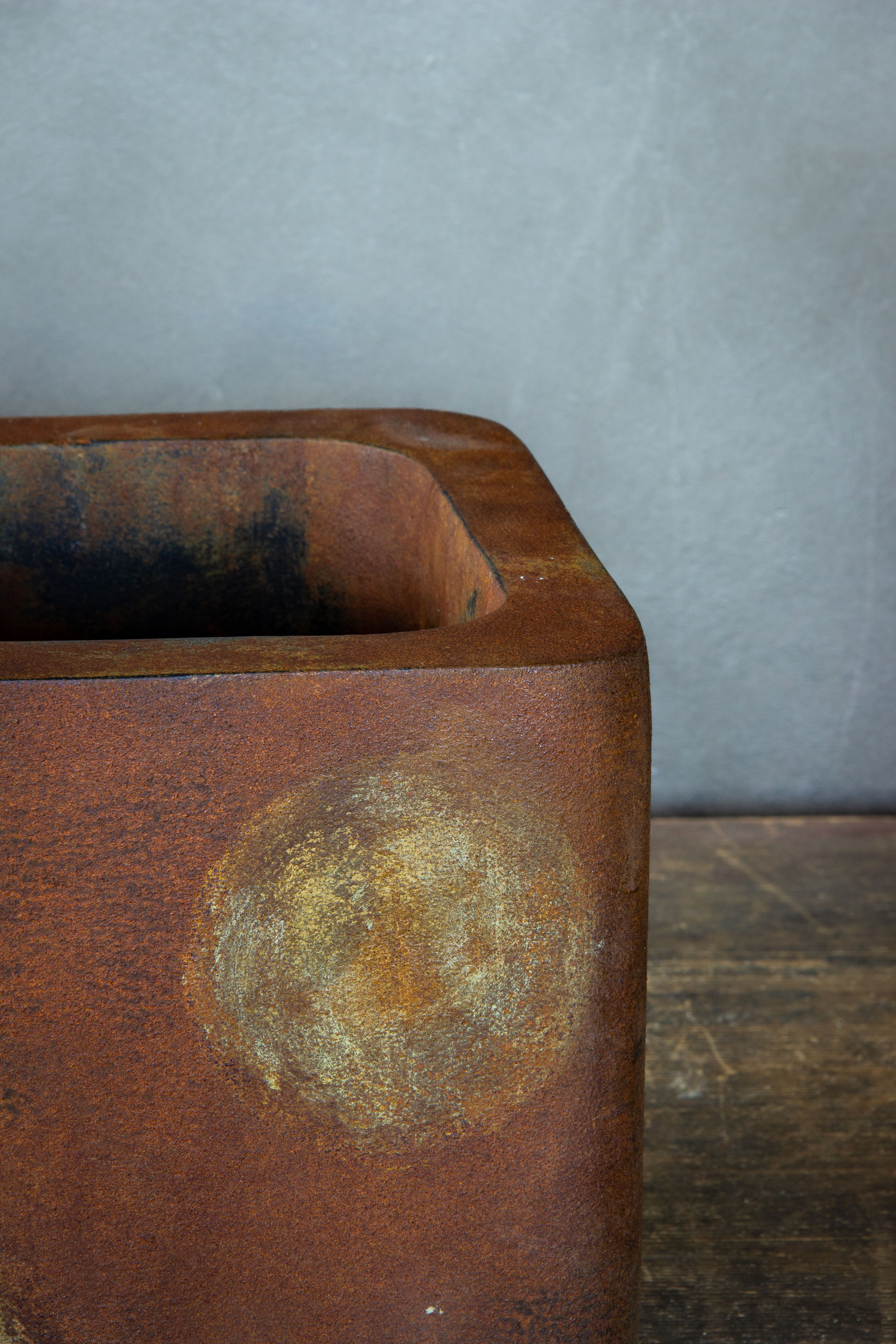 Ręcznie wykonana osłonka z motywem planet i orbit, efekt kortenu, rustykalne wykończenie